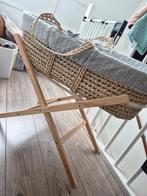 The Little Green Sheep mozesmand met standaard en matras, Kinderen en Baby's, Babywiegjes en Ledikanten, Ophalen, Zo goed als nieuw