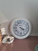 Vintage look witte klok, Huis en Inrichting, Ophalen, Zo goed als nieuw, Wandklok