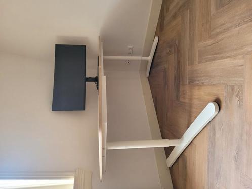 ZGAN Ikea Bekant bureau van zware kwaliteit, kleur beuken, Huis en Inrichting, Bureaus, Zo goed als nieuw, Ophalen