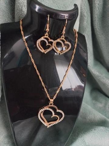 Goudkleurig ketting met oorbellen (set)€2,00 beschikbaar voor biedingen