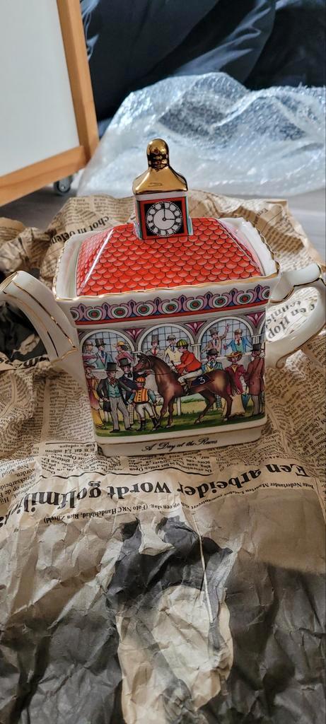 Theepot 'A Day at the Races' met Klok, Antiek en Kunst, Antiek | Porselein, Ophalen of Verzenden