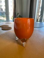 Oranje glazen vaas op drie pootjes., Minder dan 50 cm, Glas, Oranje, Ophalen of Verzenden