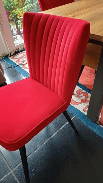 Xooon eettafel met 4 stoelen beschikbaar voor biedingen