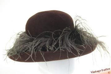 Vintage dameshoed bruin velour met struisvogelveren mt 52-57 beschikbaar voor biedingen