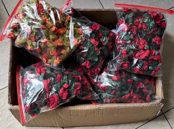 Bruiloft decoratie: bruidspaar, bloemen en slingers, duifjes, Hobby en Vrije tijd, Feestartikelen, Gebruikt, Versiering, Geboorte of Huwelijk