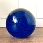 Blauwe glazen bol met luchtbellen, Antiek en Kunst, Antiek | Glas en Kristal, Ophalen of Verzenden