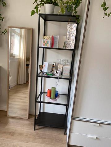 Stijlvolle zwarte open kast met glazen planken beschikbaar voor biedingen