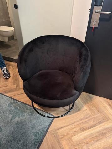 Zwarte Fauteuil met Metalen Onderstel beschikbaar voor biedingen