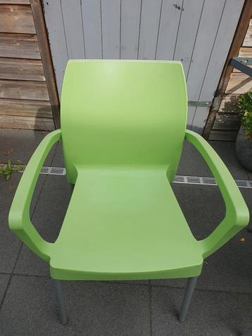 Zes gratis tuinstoelen groen met armleuning beschikbaar voor biedingen