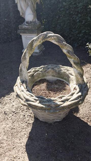 Betonnen  mand, bloempot beschikbaar voor biedingen