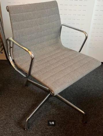 Vitra Aluminium Chair EA 104 stoel met armleuningen