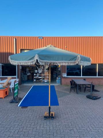 Parasol diameter met een diameter van 300 cm en 260cm hoog beschikbaar voor biedingen