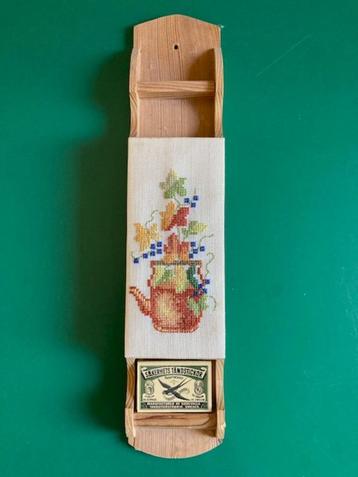 Vintage luciferdoosjeshouder,  zo leuk om op te hangen! beschikbaar voor biedingen
