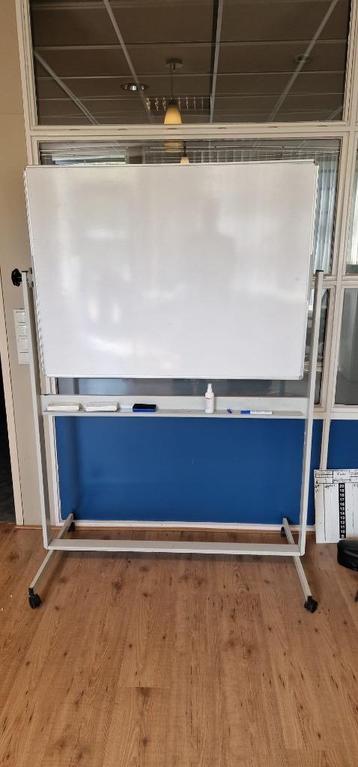 Whiteboard, mobiel en keerbaar beschikbaar voor biedingen