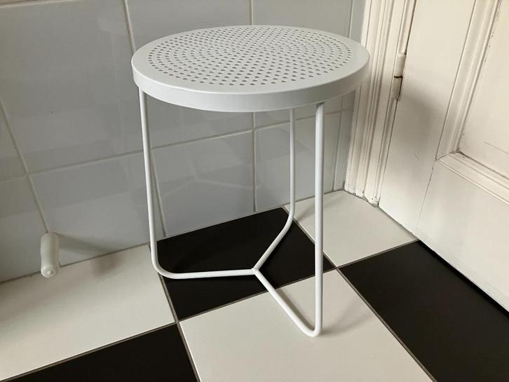 Krukje bijzettafel wit metaal in goede staat, Huis en Inrichting, Krukjes, Zo goed als nieuw, Overige materialen, Ophalen