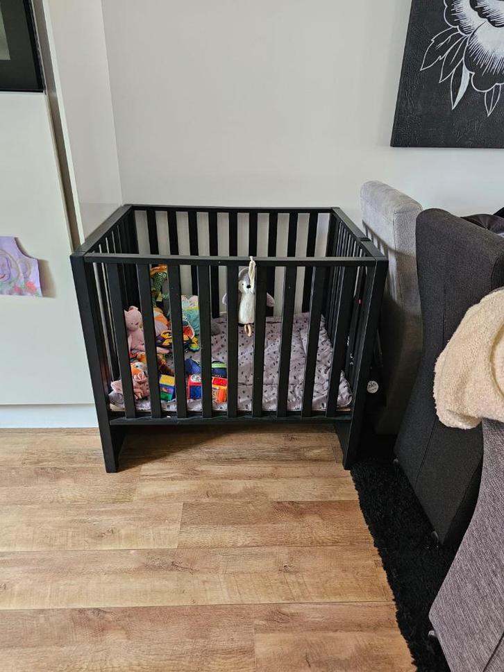 TWF box met lade (zwart), Kinderen en Baby's, Boxen, Gebruikt, Vierkant, In hoogte verstelbaar, Boxkleed, Lade, Ophalen