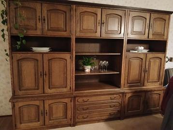 Gratis eiken kast beschikbaar voor biedingen