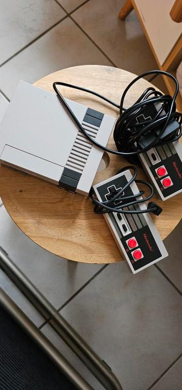 Mini NES in Nieuwstaat + 2 Controllers + Kabelverlenger beschikbaar voor biedingen