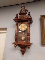 Antieke paardjesregulateur met timpaan., Antiek en Kunst, Ophalen