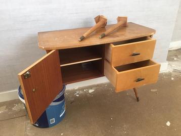 Vintage kaptafeltje beschikbaar voor biedingen