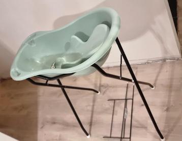 Babybadje met badzitje op zwarte staander  beschikbaar voor biedingen