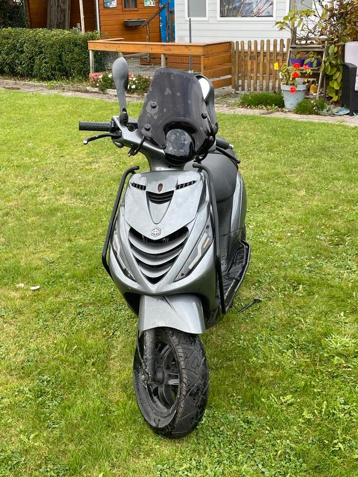Piaggio Zip 50cc 4T - Smoked, Fietsen en Brommers, Scooters | Piaggio, Gebruikt, Overige modellen, Maximaal 45 km/u, Benzine, Ophalen