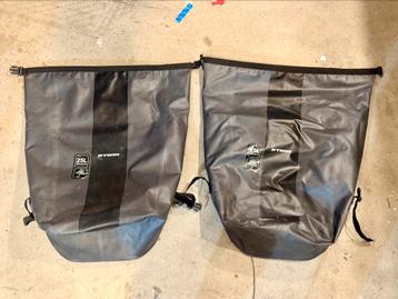 Decathlon fietstassen 2x 25 L + 2x 20 L beschikbaar voor biedingen