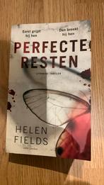 Perfecte resten - Helen Fields, Ophalen of Verzenden, Zo goed als nieuw