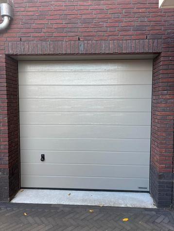 Hormann LPU42 geïsoleerde sectionaaldeur garage beschikbaar voor biedingen