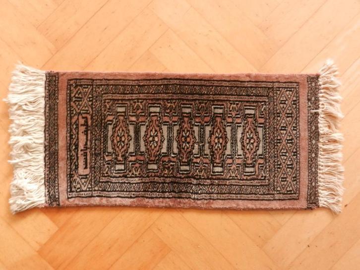 Perzisch oosters tapijt zijde beige en zwart, tekst 31x61 cm, Huis en Inrichting, Stoffering | Tapijten en Kleden, Zo goed als nieuw