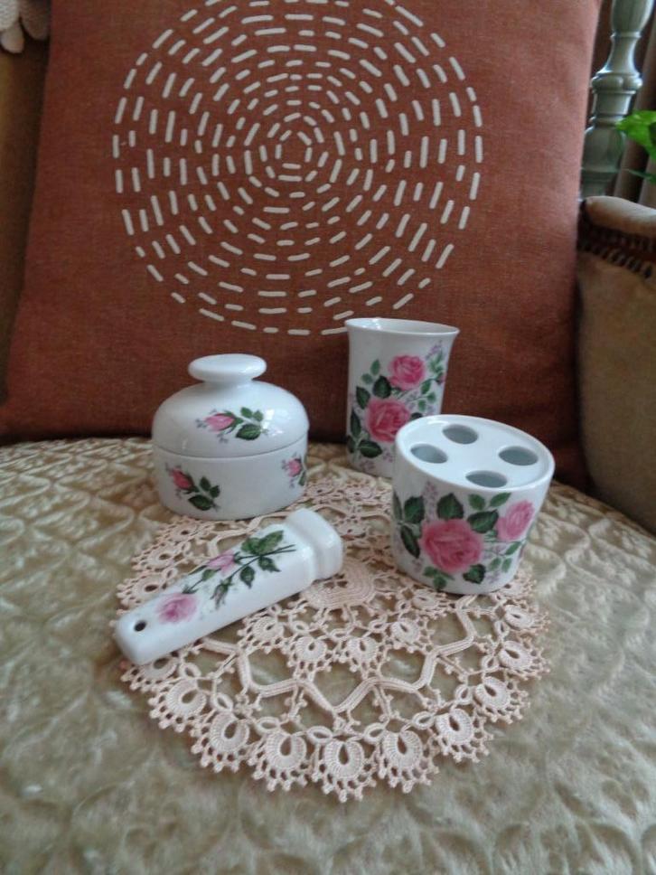 Brocante Porseleinen Badkamer Set met Roosjes  ** Mimosa **, Huis en Inrichting, Badkamer | Badtextiel en Accessoires, Zo goed als nieuw