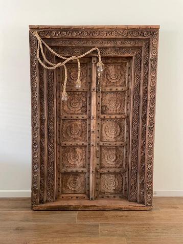 Oude handgesneden houten deur – Vermoedelijk uit Sulawesi beschikbaar voor biedingen