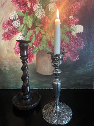 Houten kandelaar en zilverkleurige kandelaar beschikbaar voor biedingen