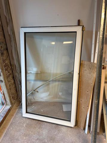 Kunststof raamkozijn met glas beschikbaar voor biedingen