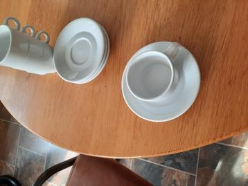 18 kantoorkoppen en 4 schotels. beschikbaar voor biedingen