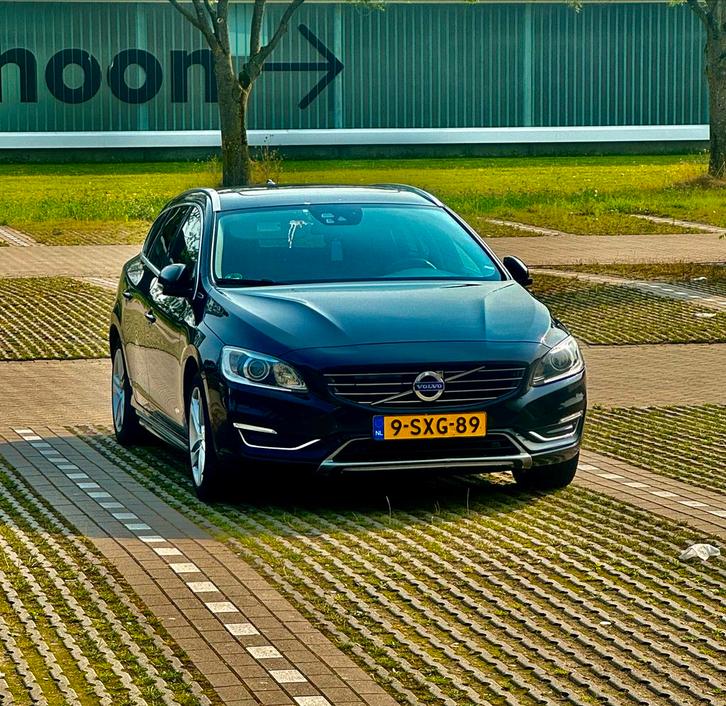 Volvo V60 D6 215pk Plug-in Hybrid Zwart, Auto's, Volvo, Particulier, V60, 4x4, ABS, Achteruitrijcamera, Adaptieve lichten, Adaptive Cruise Control