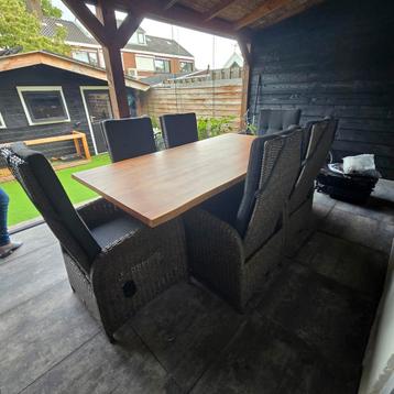 Massief houten tafel inclusief 6 stoelen beschikbaar voor biedingen