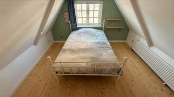 Hartstikke leuk stalen bed 140x200 inclusief prima matras! beschikbaar voor biedingen