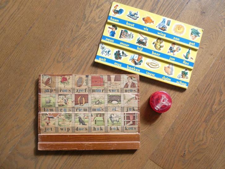 2 Oude letterplankjes uit de jaren '50 of '60 met letters, Antiek en Kunst, Curiosa en Brocante, Ophalen of Verzenden