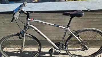 TREK 8.2 DS Hybride Fiets – 21 versnellingen – Topstaat 🚴🚵 beschikbaar voor biedingen