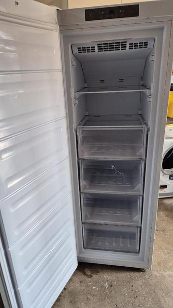 Vrieskast Whirlpool UW6 F2Y WBI F 222 liter beschikbaar voor biedingen