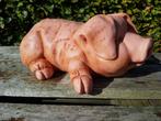 schitterende liggend varkens beeld voor binnen en buiten, Tuin en Terras, Tuinbeelden, Ophalen of Verzenden, Gebruikt, Overige materialen