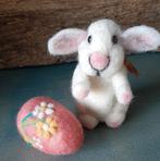Genaaldvilt Konijntje met ei wol naaldvilten konijn handmade, Hobby en Vrije tijd, Vilt, Ophalen of Verzenden, Nieuw