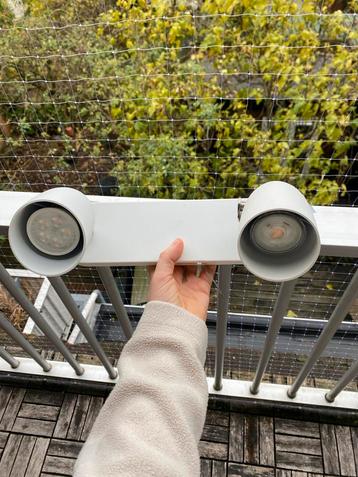 Witte 2-lamps spot beschikbaar voor biedingen