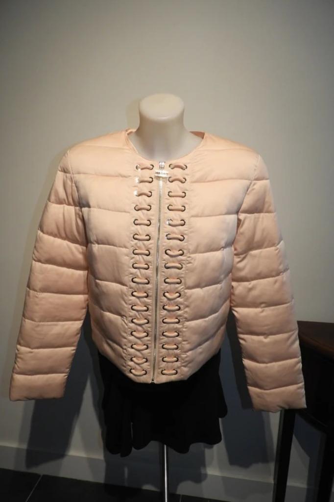 Elisabetta Franchi nieuwe poeder roze jas gouden hanger IT46, Kleding | Dames, Jassen | Winter, Nieuw, Maat 38/40 (M), Roze, Verzenden