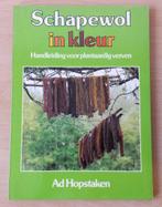 Schapewol in Kleur - Plantaardig Verven - Ab Hopstaken -1980, Gelezen, Ab Hopstaken, Ophalen of Verzenden, Overige onderwerpen