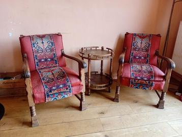 Antieke fauteuils met bijzettafel beschikbaar voor biedingen