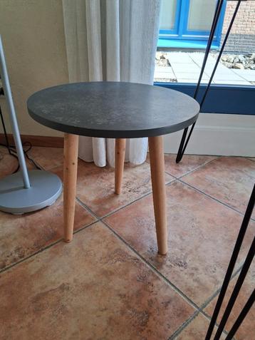 Prachtig bijzettafeltje met houten poten, 45cmH 45cm B beschikbaar voor biedingen