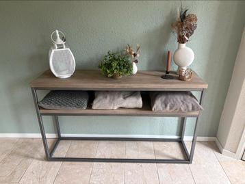 Sidetable Henders & Hazel beschikbaar voor biedingen