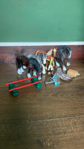 Vier grote schleich paarden beschikbaar voor biedingen